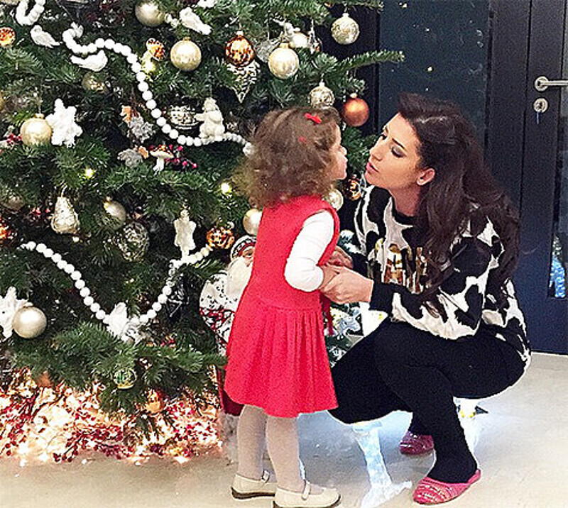 Жасмин с дочкой. Фото: Instagram.com.