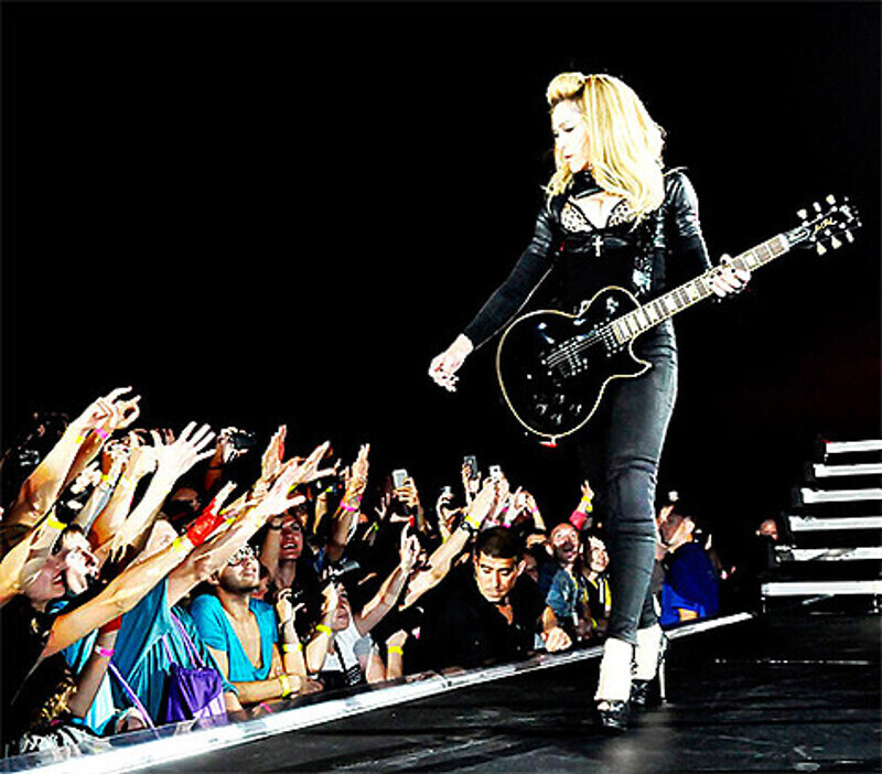 Во время тура MDNA Мадонна заставила ждать своих латиноамериканских поклонников три с половиной часа. Фото: www.madonna.com.