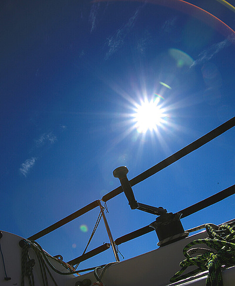 И сейчас достаточно романтиков, которые ловят энергию ветра, принимают участие в регатах и совершают кругосветные путешествия под парусами... Фото автора.