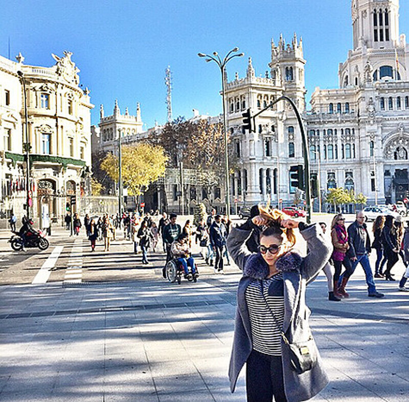 Телеведущая наслаждается испанским солнышком, местными красотами и ухаживаниями своего влюбленного супруга. Фото: Instagram.com/achekhova.