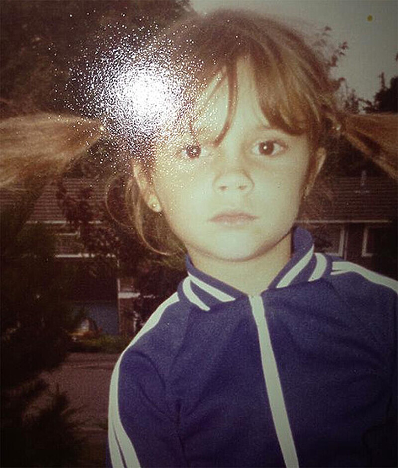 Маленькая Виктория Бекхэм носила забавные косички. Фото: Twitter.com.