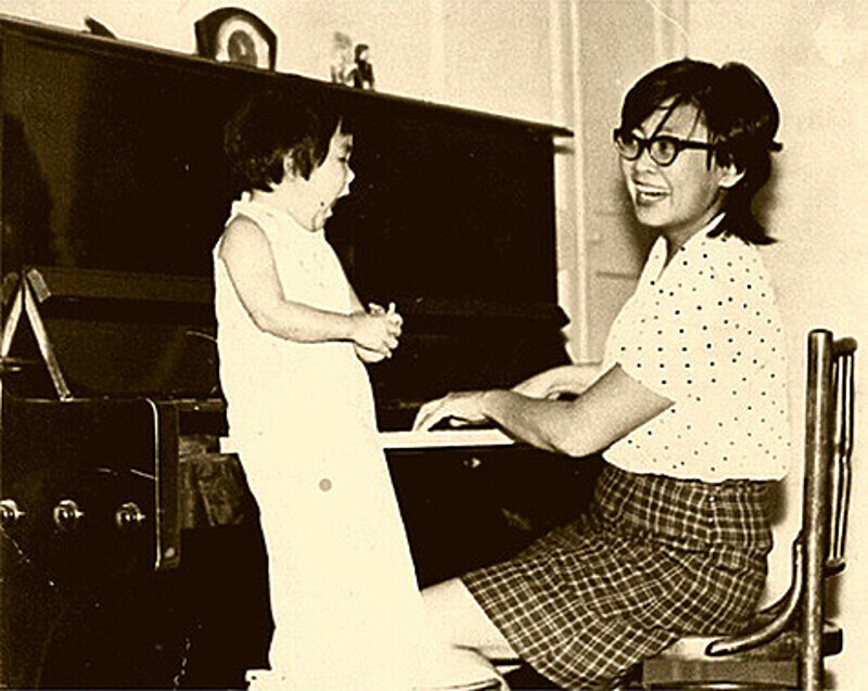 Мама будущей звезды с двух лет водила дочку в музеи, театры, консерваторию и занималась с ней дома. Фото: Instaram.com/anitatsoy.