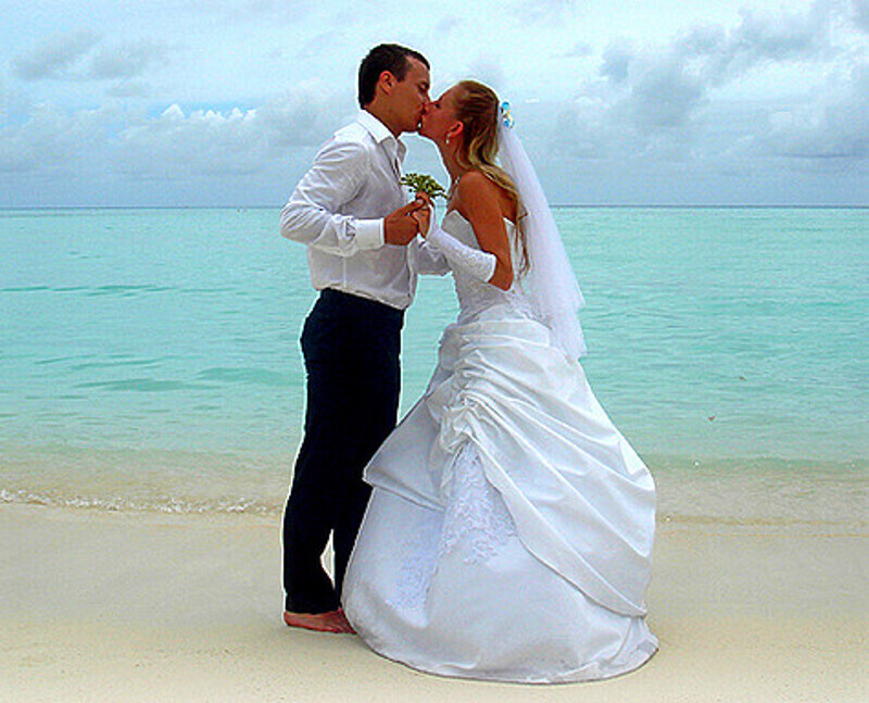 Если на свадьбу вы планируете потратить не больше 300 тысяч рублей, то лучше устроить церемонию для двоих на берегу океана - она обойдется дешевле торжества со множеством гостей. Фото автора.