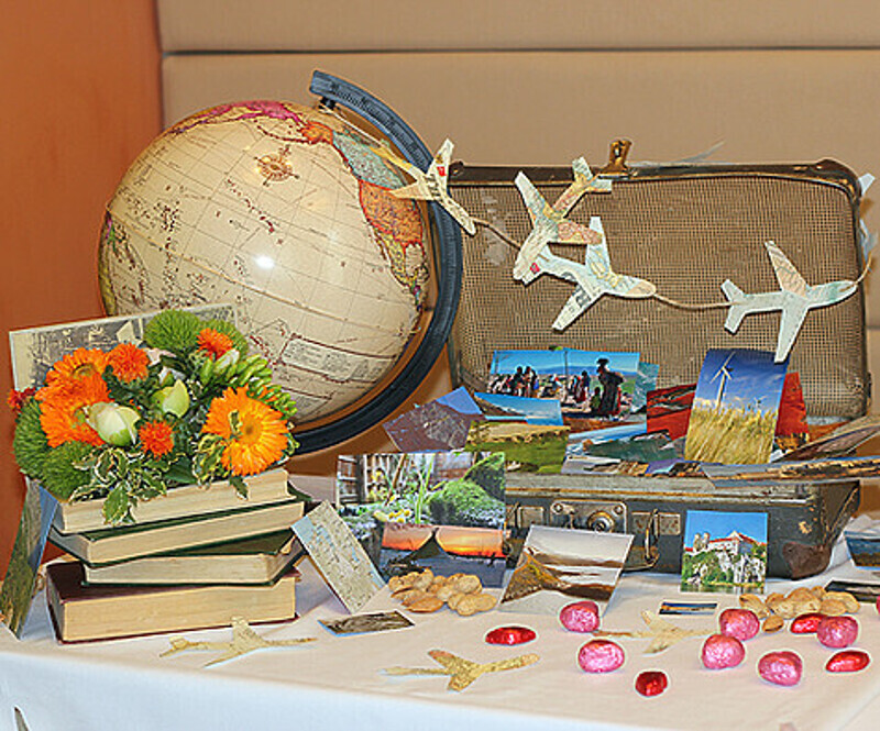 Если свадебный бюджет скромный, то для торжества стоит выбрать зал, в котором уже есть декорации. Фото автора.