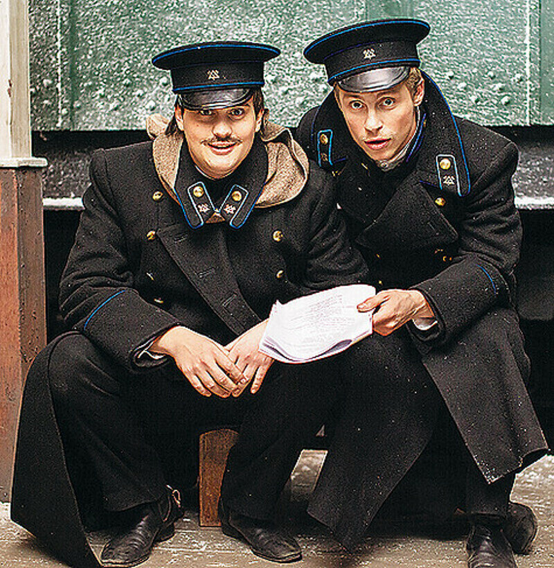 Герои Александра Головина и Александра Домогарова-мл., даже облачившись в исторические костюмы, остались разгильдяями, хотя и чуть более культурными. Фото: материалы пресс-служб.