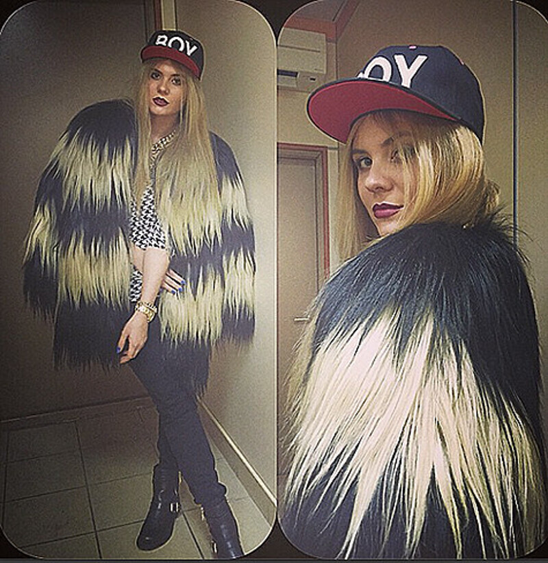 Пока мама выступала на сцене, Анна Шульгина примеряла ее шубку. Фото: Instagram.com/anna_shulgina.