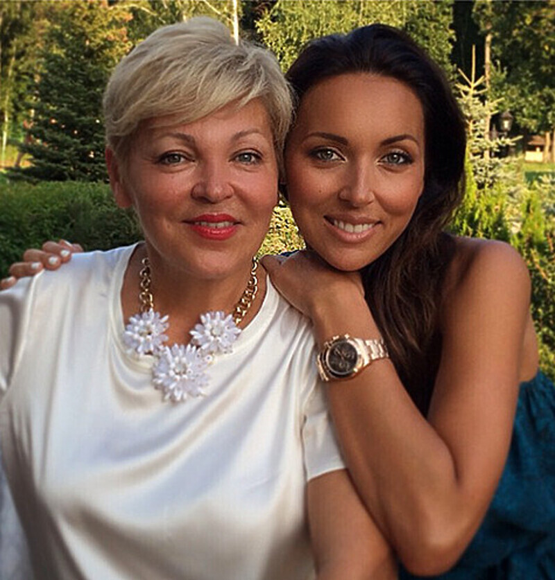 Алсу со своей мамой. Фото: Instagram.com.