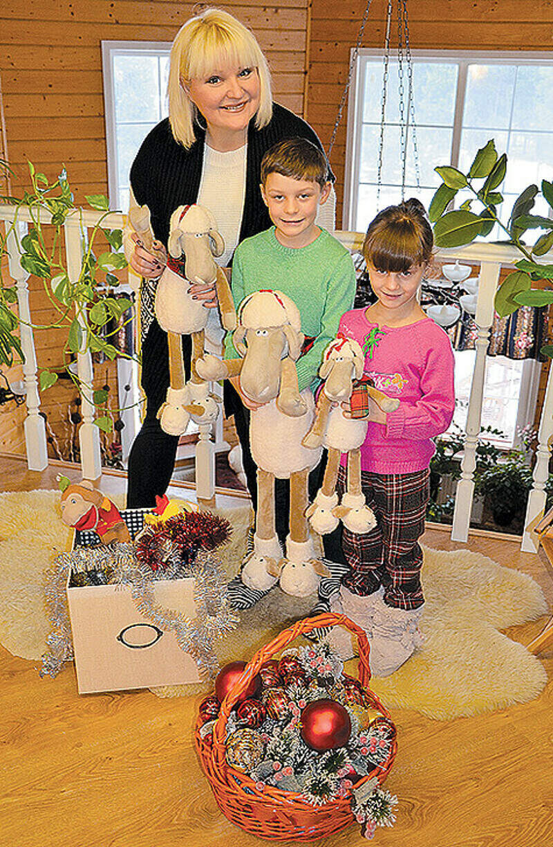 В доме артистки всегда хранится много новогодних украшений и елочных шаров, которые она частенько привозит из разных стран. Фото: материалы пресс-служб.