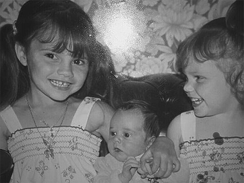 Виктория Бекхэм с братом и сестрой. Фото: Twitter.com.