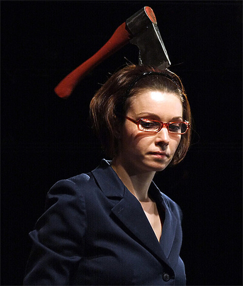 Александра Урсуляк в спектакле "Оffис". Фото: www.teatrpushkin.ru/people/ursulyak-aleksandra-sergeevna.