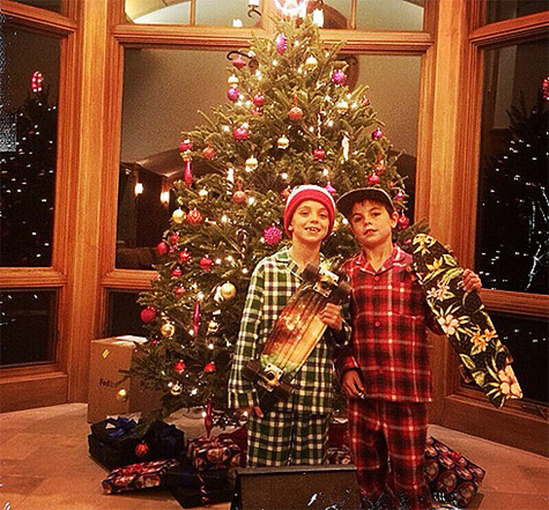 Сыновья Бритни Спирс получили в подарок скейтборды. Фото: Instagram.com.