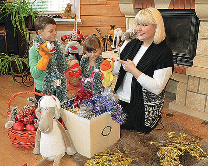 Дети  Маргариты Лера и Сережа обожают помогать маме наряжать елку. Фото: материалы пресс-служб.