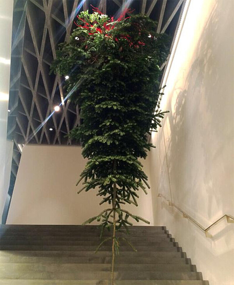 Праздничная елка в бутике Виктории Бекхэм висит вверх ногами. Фото: Instagram.com.