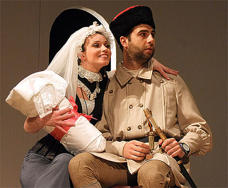 Александра Урсуляк и Иван Ургант в спектакле "Бешеные деньги". Фото: www.teatrpushkin.ru/people/ursulyak-aleksandra-sergeevna.