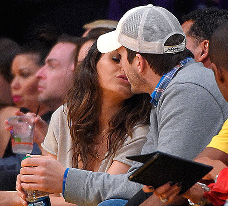 Во время игры Мила Кунис и Эштон Катчер постоянно целовались и обнимались. Фото: AP.