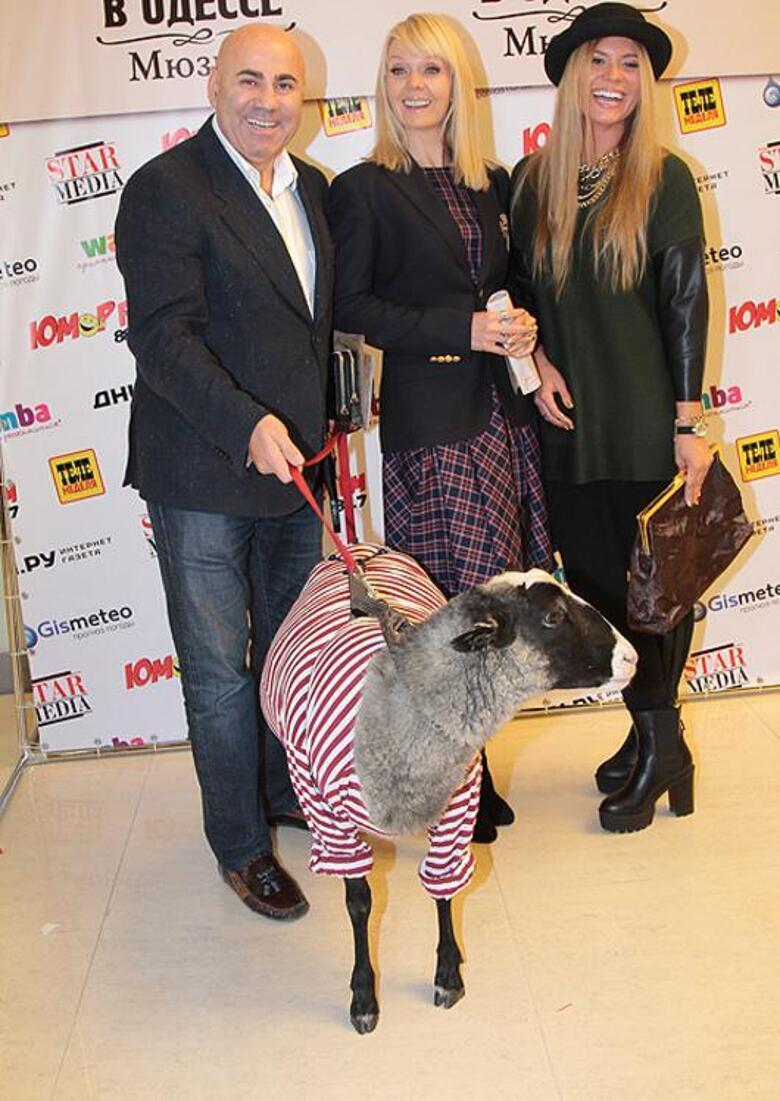 Валерия с семьей и бараном Толей.