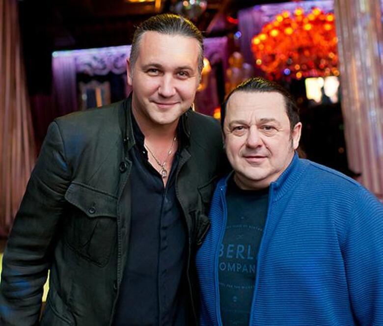 Илья Зудин со своим соседом по дому Игорем Сарухановым/ Фото: материалы пресс-служб.