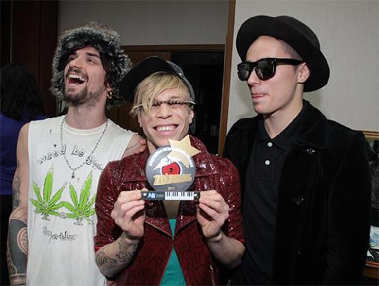 Группа Quest Pistols.