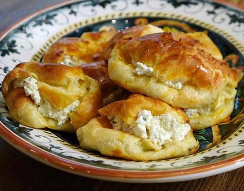 Эклеры с начинкой из творога и зелени. Фото: материалы пресс-служб.