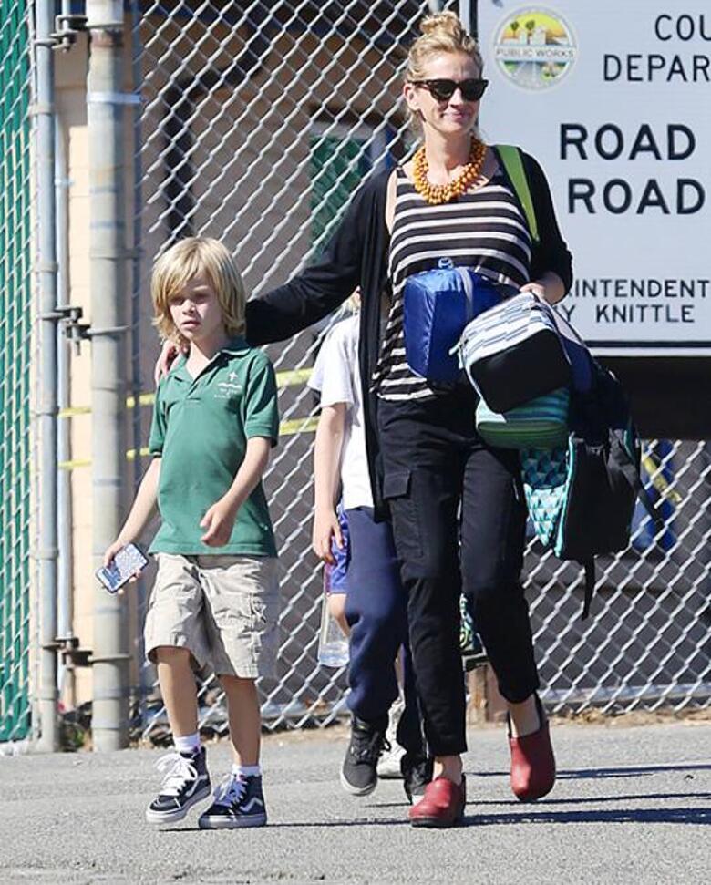 Джулия Робертс с детьми. Фото: All Over Press.