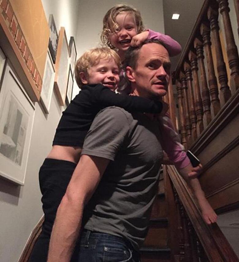 Нил Патрик Харрис и Дэвид Бартка воспитывают двоих детей. Фото: Twitter.com/@ActuallyNPH.