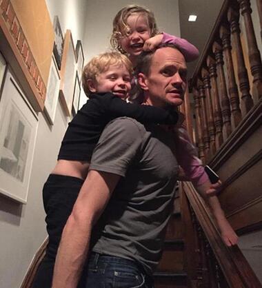 Нил Патрик Харрис и Дэвид Бартка воспитывают двоих детей. Фото: Twitter.com/@ActuallyNPH.