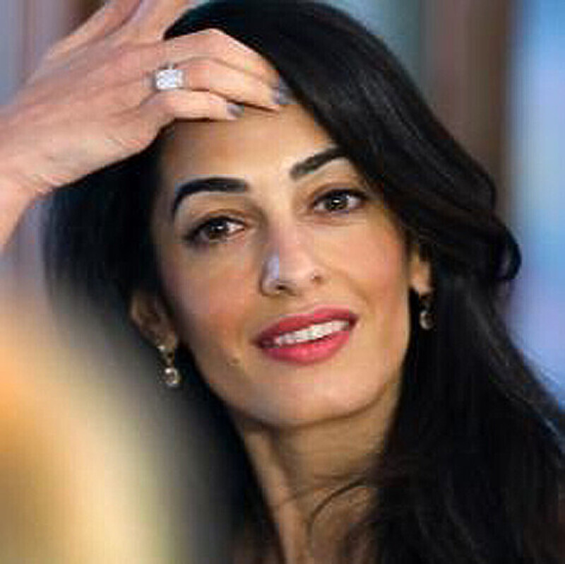 Джордж Клуни подарил Амаль Аламуддин платиновое кольцо с прямоугольным бриллиантом в семь карат. Фото: Facebook.com/Amal-Alamuddin.