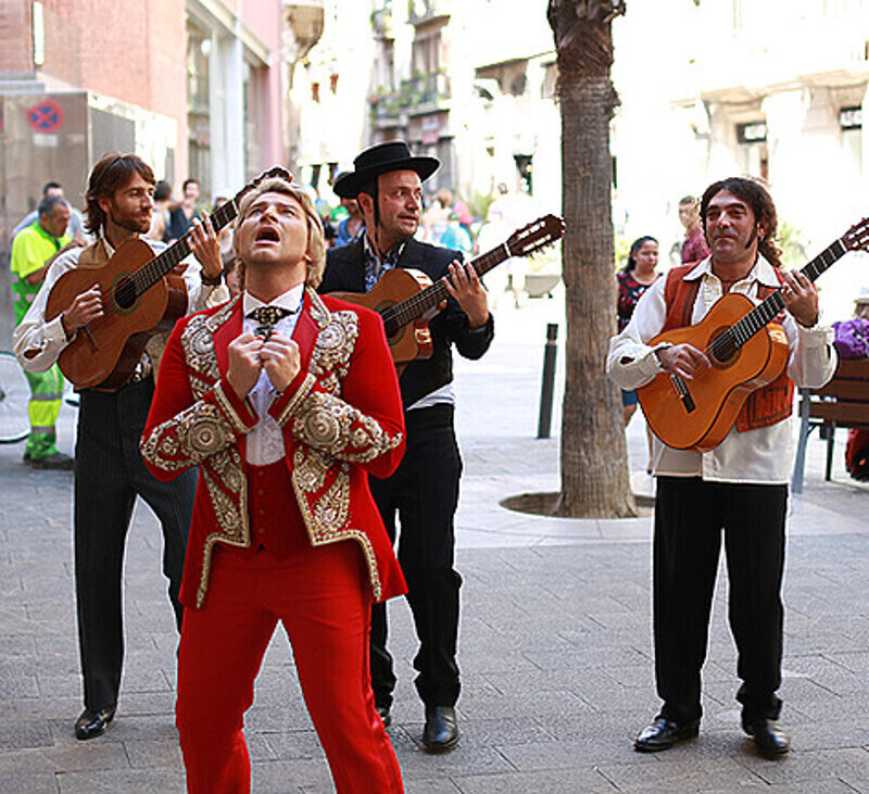 Роли испанцев лучше всего удаются самим испанцам, поэтому вся массовка была подобрана в Барселоне. Фото: материалы пресс-служб.