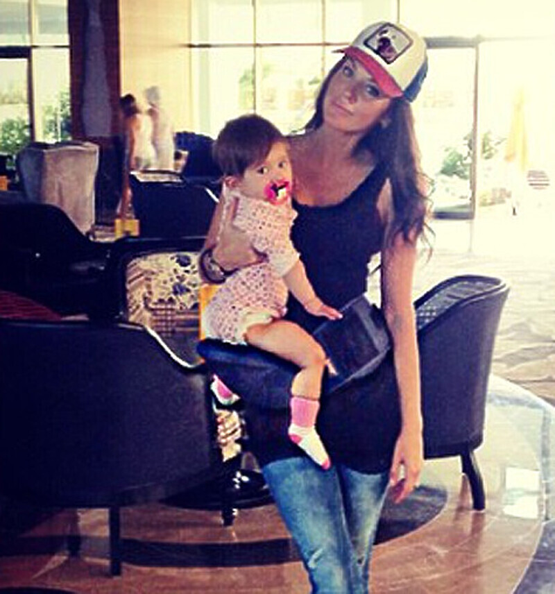 Вот такой пояс-стульчик подарили маме и дочке на праздник. Но самым главным поздравлением стал звонок от крестного папы малышки Мити Фомина. Фото: Instagram.com/tanya_tereshina.