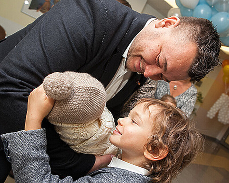 «Мы всей семьей ждали появления Мироши, все готовились», - улыбаясь, рассказывает Сергей Жуков. Фото: материалы пресс-служб.