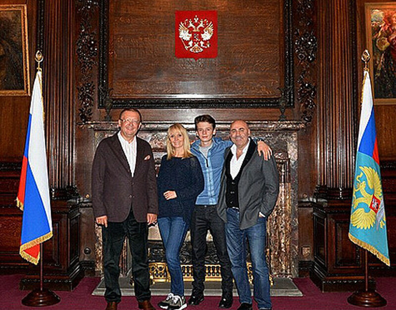 «Мы с Арсением Шульгиным и Иосифом Пригожиным на ужине у Яковенко Александра Владимировича в посольстве Российской Федерации в Лондоне». Фото: Instagram.com/valeriya_rus.