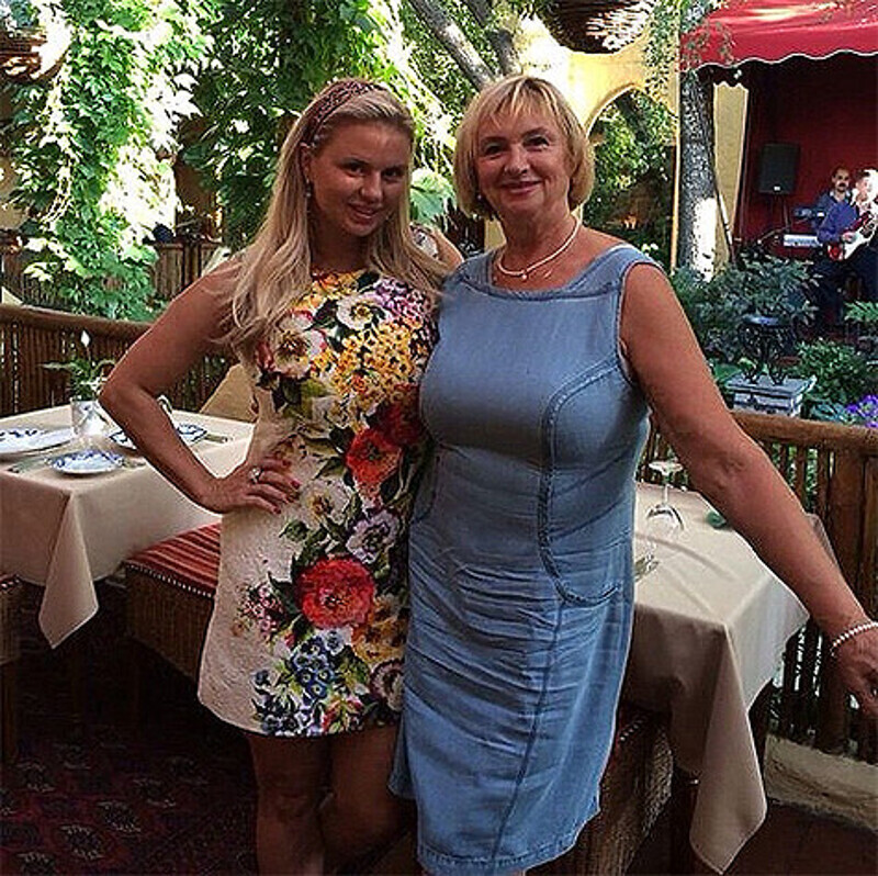 Анна Семенович с мамой. Фото: Instagram.com/ann_semenovich.