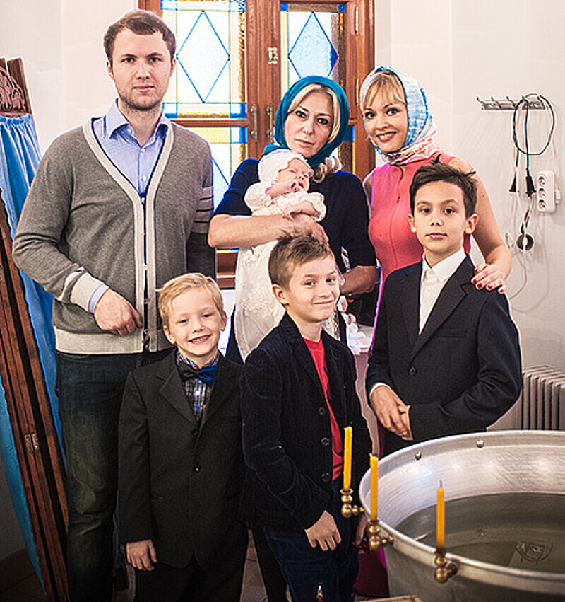 Крестным отцом маленькой Марийки стал брат телеведущей Алексей, а крестной мамой – троюродная сестра ее мужа Ирина. Фото: материалы пресс-служб.