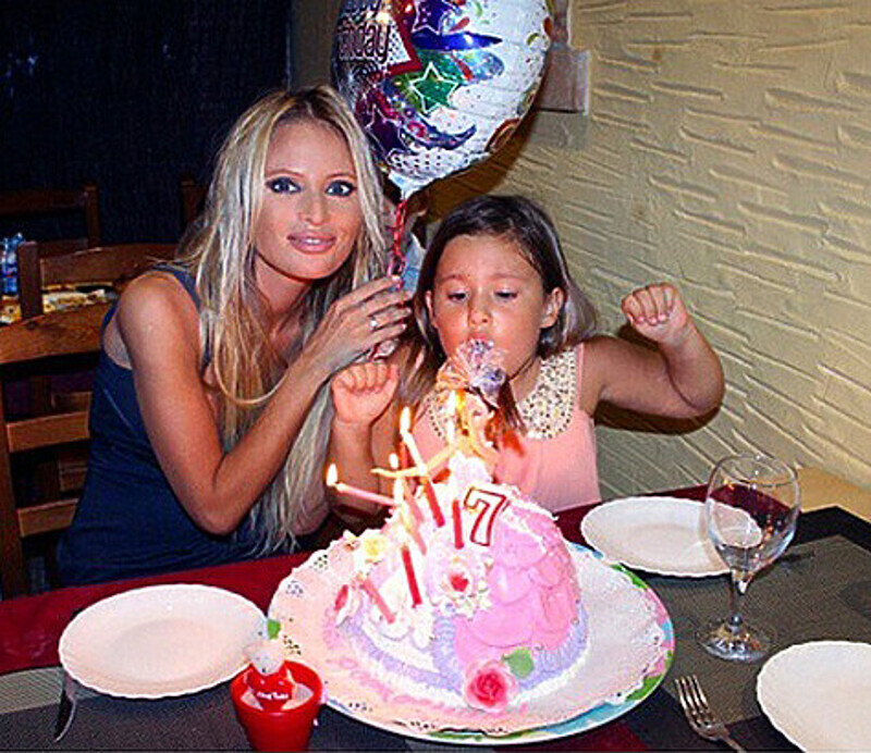 Дана Борисова воспитывает дочь одна. В этом году Полина пошла в первый класс. Фото: Instagram.com.