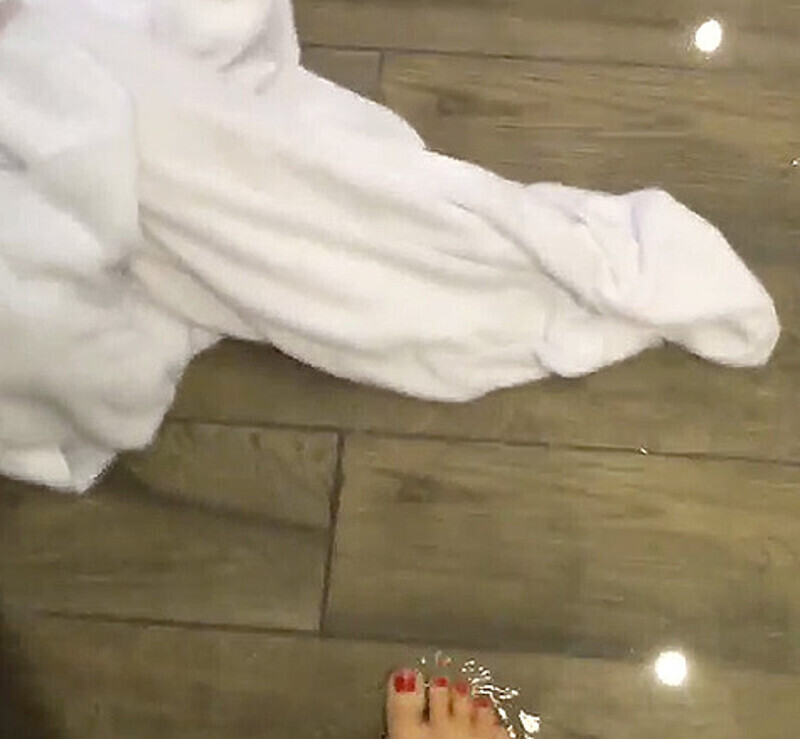 chistyakova_ionova: «В своей рубрике #глюкозаотодиночества мы обсуждали с вами, как можно познакомиться. А кто и с соседями никак не может найти контакт... Вот вам еще одна причина для знакомства - я затопила гостиничный номер. Заметила это только тогда, 