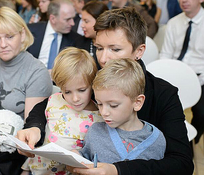 Несмотря на то, что Арбенина выходила на сцену, в остальное время она с удовольствием сидела с детьми и слушала выступления других. Фото: материалы пресс-служб.