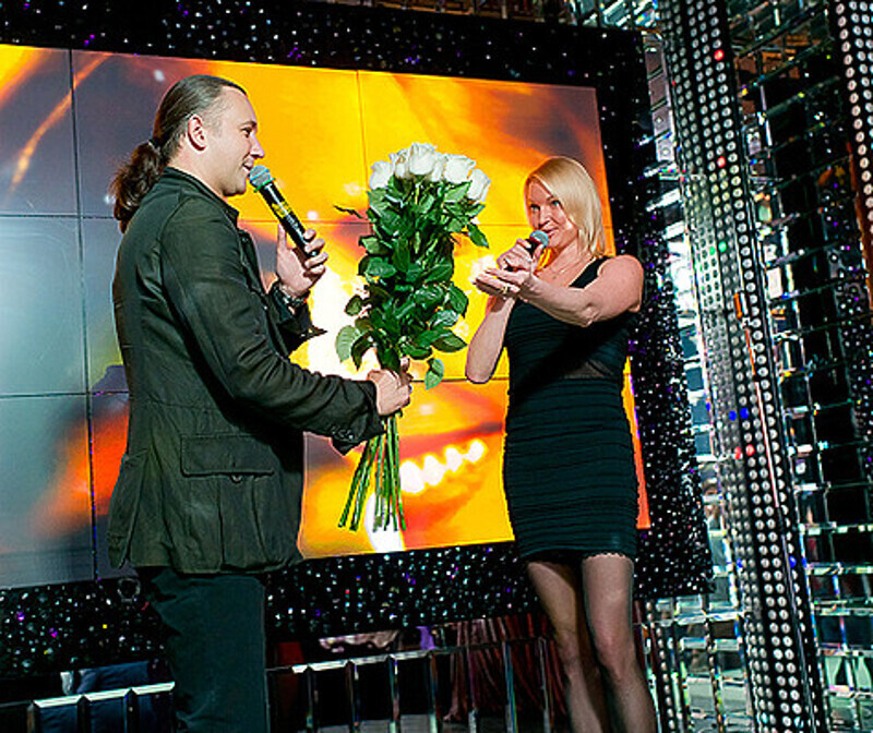 Илья Зудин получил от Анастасии Волочковой букет прекрасных белых роз. Фото: материалы пресс-служб.