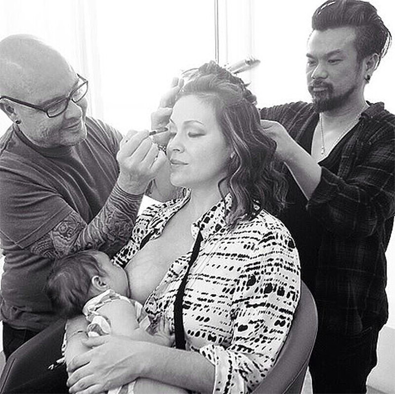 Пока Алисса Милано кормит дочь грудью, визажисты готовят ее к фотосессии. Фото: Facebook.com/AlyssaMilano.