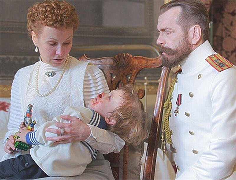 В роли императрицы Александры Федоровны режиссер очень надеялся видеть Ингеборгу Дапкунайте — так и случилось. Кадр из сериала «Григорий Р.».