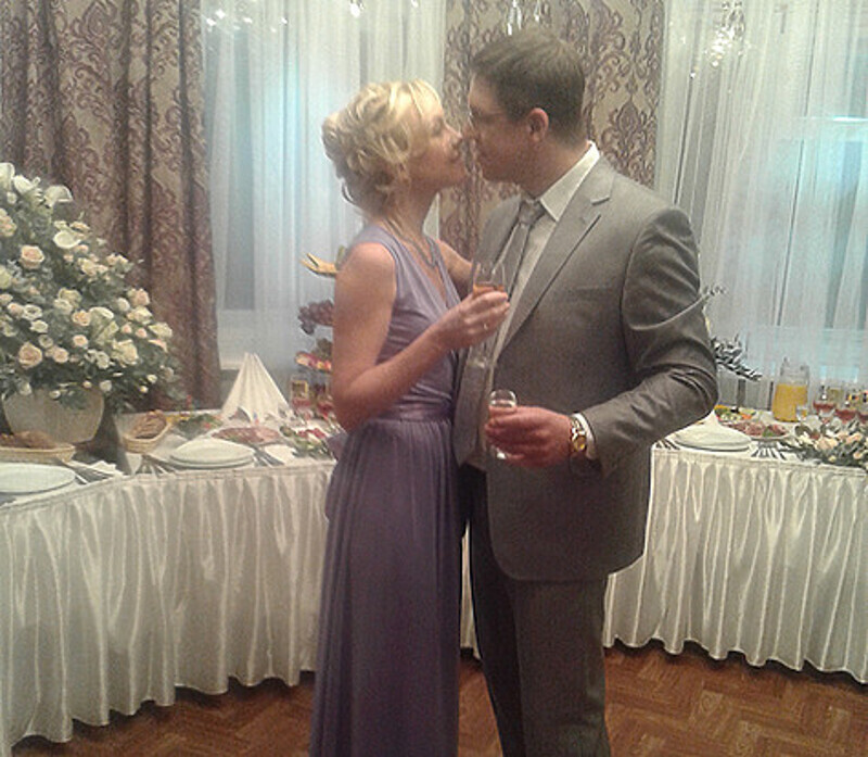 Скептики считают, что свадебные фотографии артистов были сделаны на съемочной площадке во время работы над очередным фильмом. Фото: материалы пресс-служб.