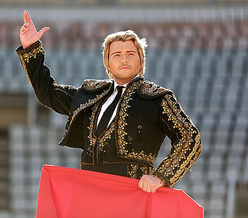 Национальные наряды создавались дизайнером Владимиром Серединым по историческим эскизам. Самой трудоемкой работой стал пошив костюма тореадора и женского наряда для фламенко. Вся одежда была сделана в Москве и доставлена в Испанию в обычном чемодане. Фото