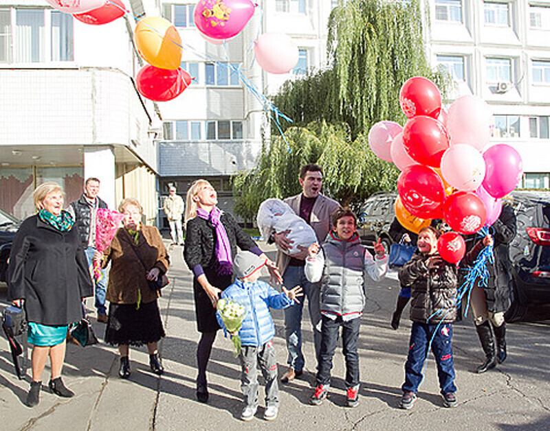 «Из роддома нас встречала большая компания. Когда загадали желание и выпустили в небо воздушные шары, все так громко закричали «Ура», что половина роддома повыглядывала в окна», - рассказывает Сашина. Фото: материалы пресс-служб.