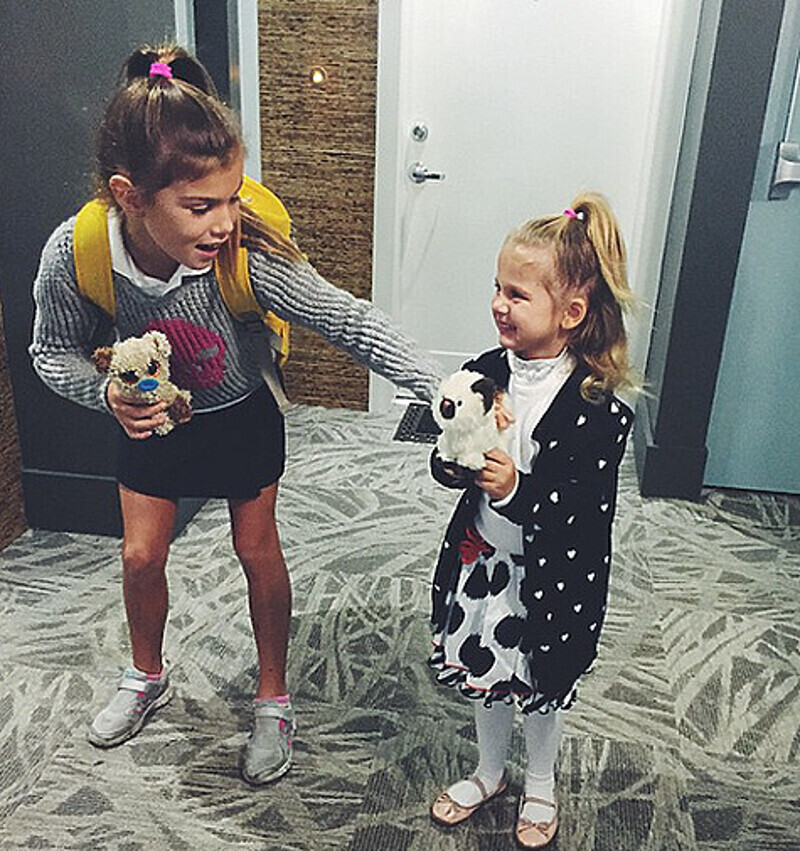 Дочки Анны Седоковой – 10-летняя Алина и 3-летняя Моника – каждый день устраивают соревнования, кто из их мягких игрушек быстрее добежит до машины. Певица специально придумала эту хитрость, поскольку девочки не очень любят ходить в школу и детский сад. Фо