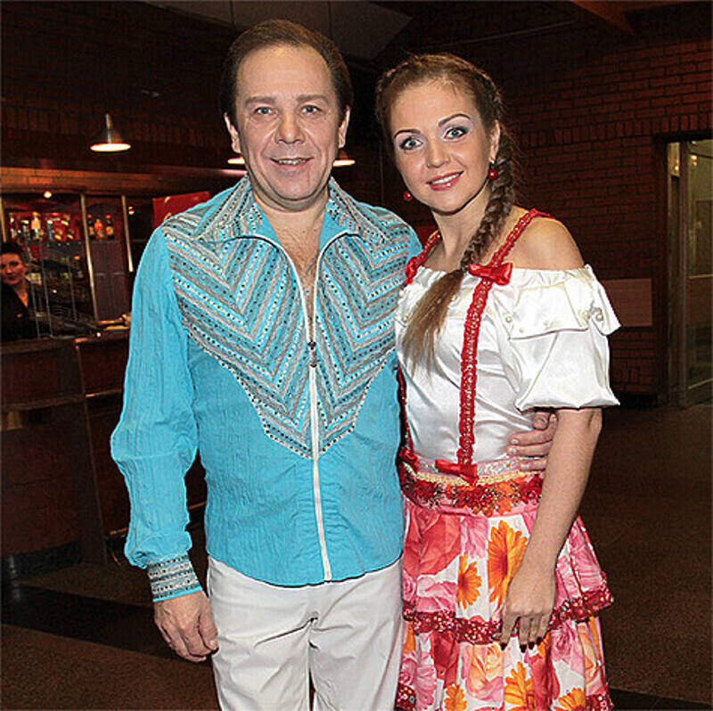 С папой Владимиром Девятовым. По словам Марины, именно он вывел ее на профессиональную сцену.