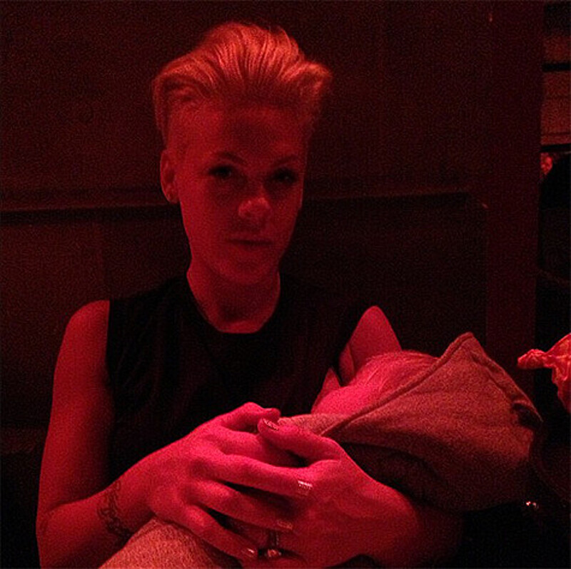 Пинк тоже не стесняется кормить грудью ребенка в публичных местах. Фото: Instagram.com.