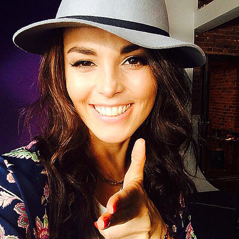 Певица считает, что лучше оставаться одной, чем выходить замуж несколько раз. Фото: Instagram.com/satikazanova.