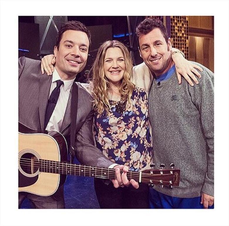 Джимми Фэллон с Дрю Бэрримор и Адамом Сэндлером. Фото: Instagram.com/fallontonight.