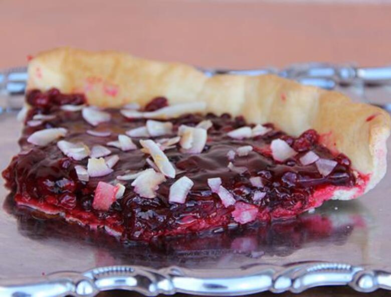 Песочный торт с ягодами и кокосом.