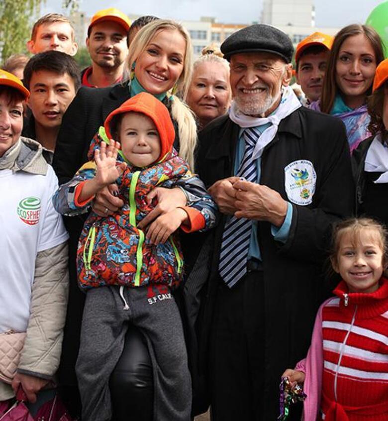 Николай Дроздов и Анна Городжая с сыном на субботнике. Фото: материалы пресс-служб.