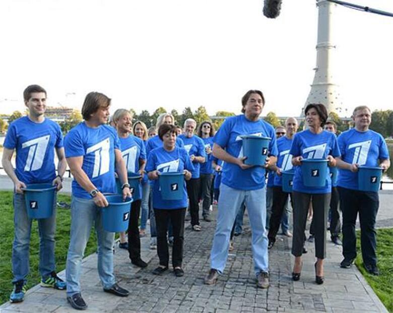 Телеведущие Первого канала поучаствовали в Ice Bucket Challenge. Фото: материалы пресс-служб.